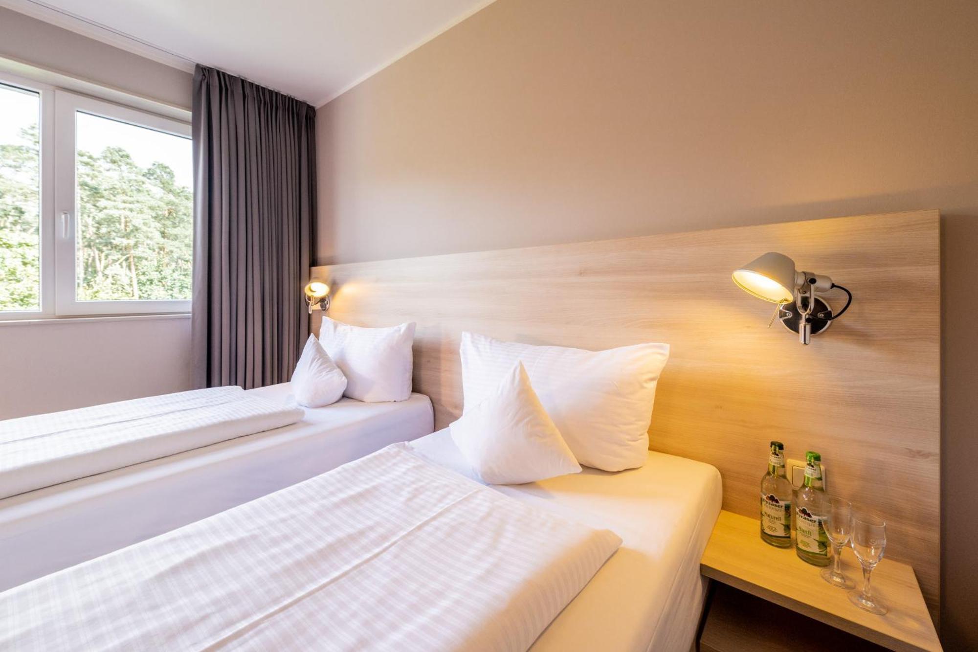 Serways Hotel Feucht Ost Eksteriør billede