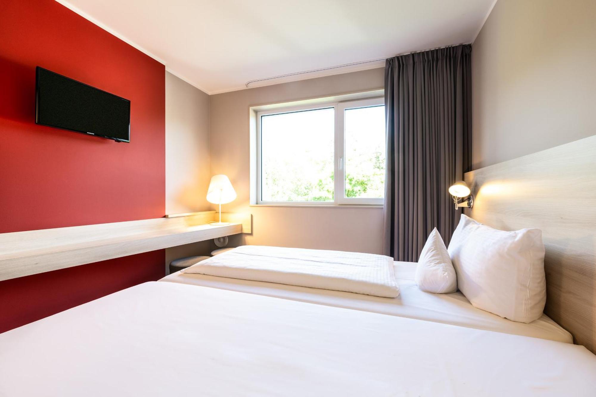 Serways Hotel Feucht Ost Eksteriør billede