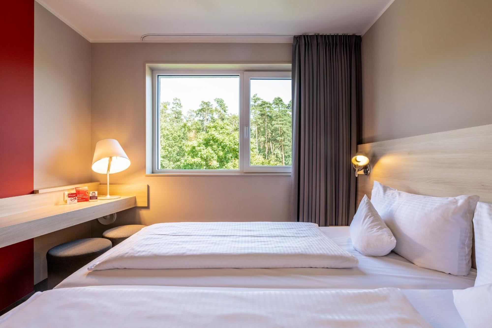 Serways Hotel Feucht Ost Eksteriør billede