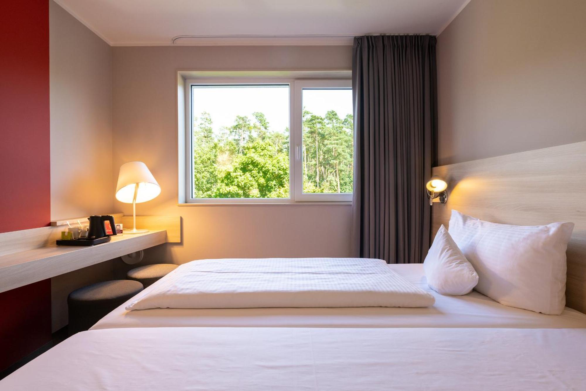 Serways Hotel Feucht Ost Eksteriør billede