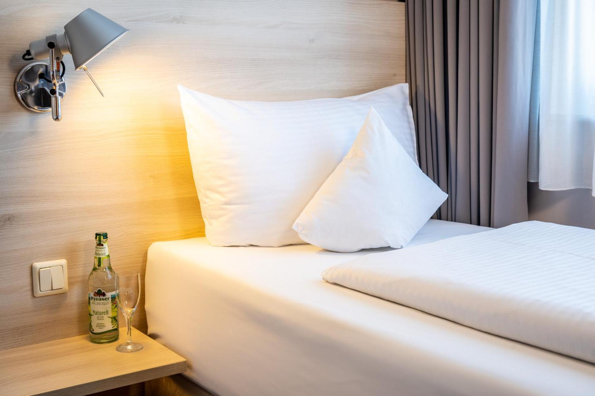 Serways Hotel Feucht Ost Eksteriør billede