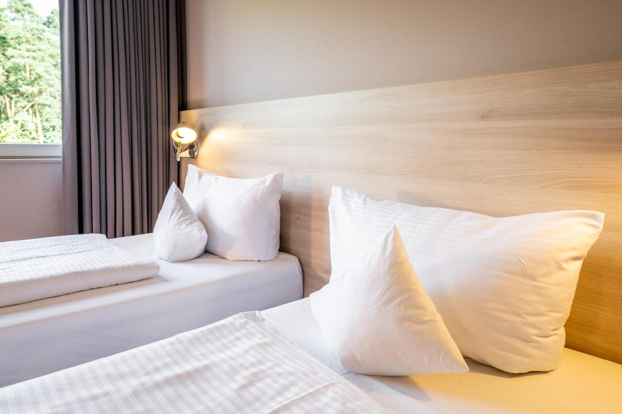 Serways Hotel Feucht Ost Eksteriør billede