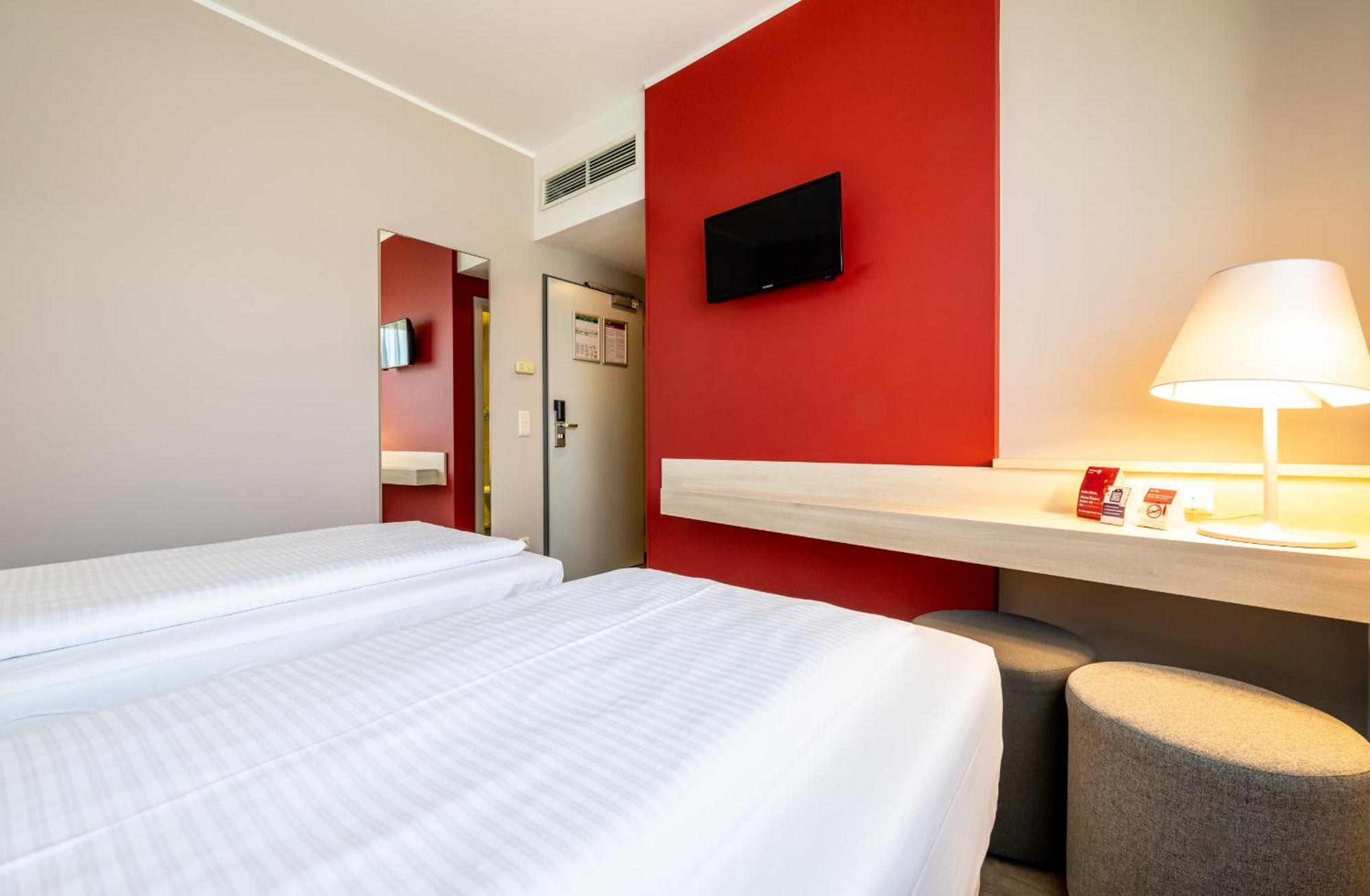 Serways Hotel Feucht Ost Eksteriør billede