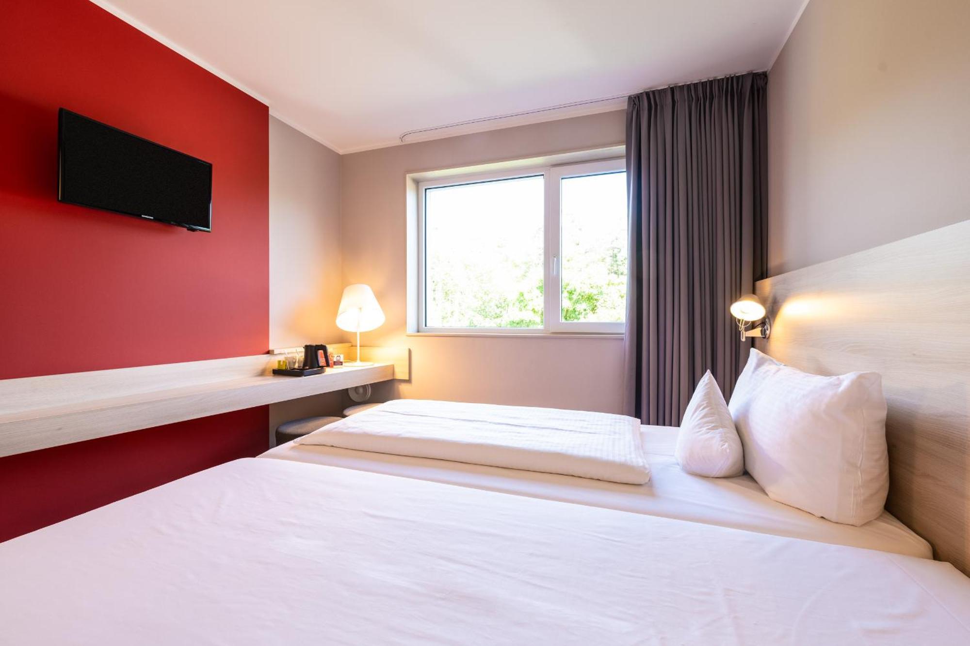 Serways Hotel Feucht Ost Eksteriør billede