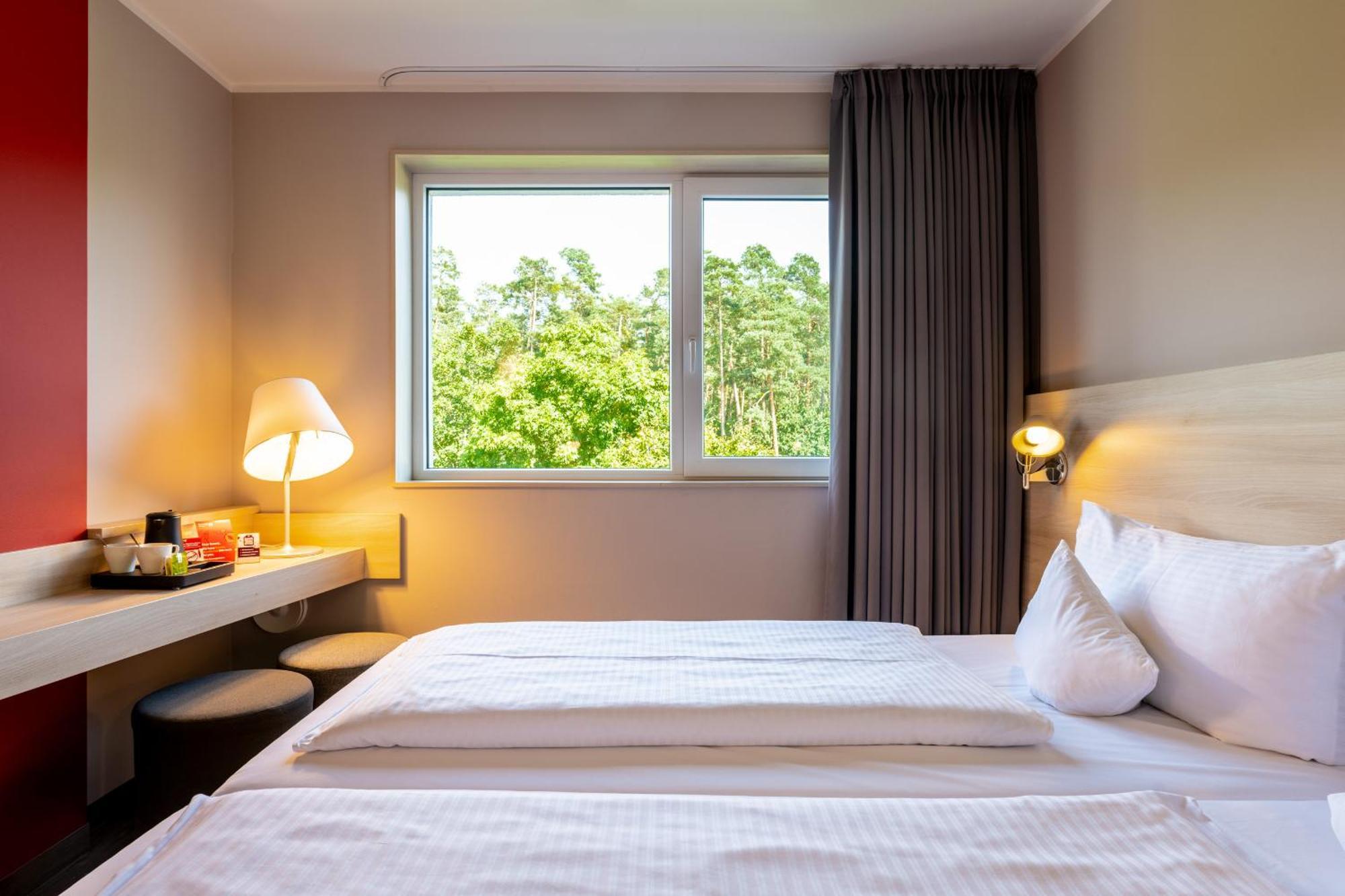 Serways Hotel Feucht Ost Eksteriør billede