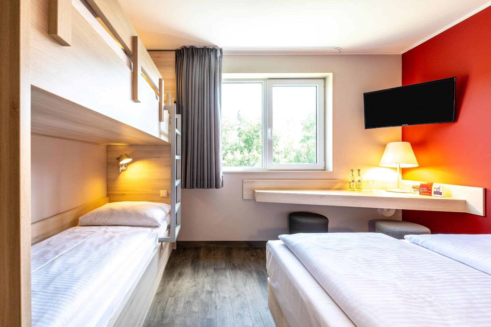 Serways Hotel Feucht Ost Eksteriør billede