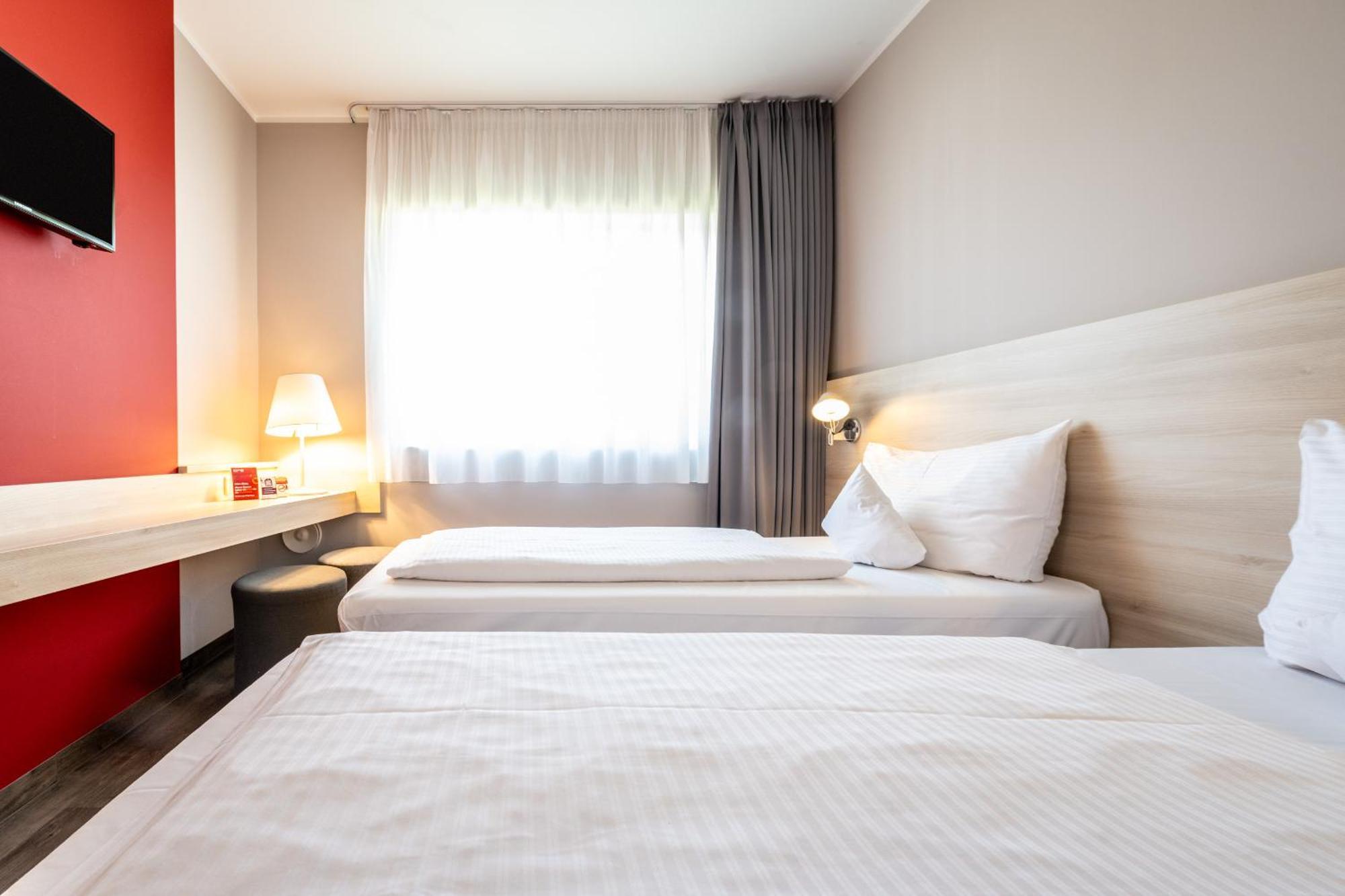 Serways Hotel Feucht Ost Eksteriør billede