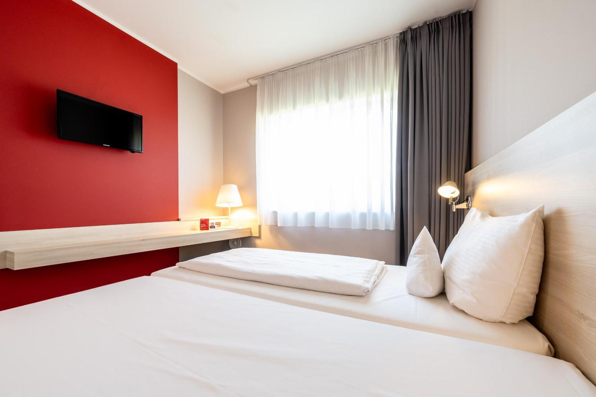 Serways Hotel Feucht Ost Eksteriør billede