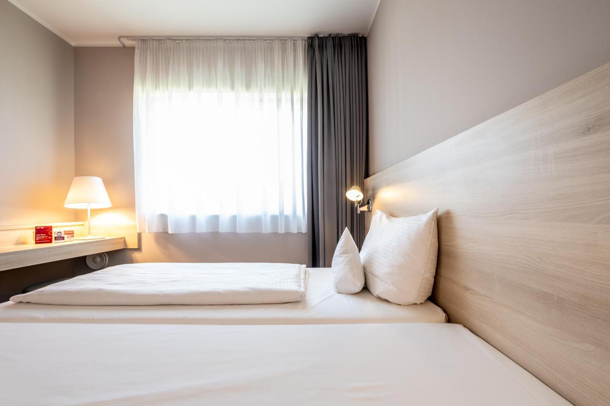 Serways Hotel Feucht Ost Eksteriør billede