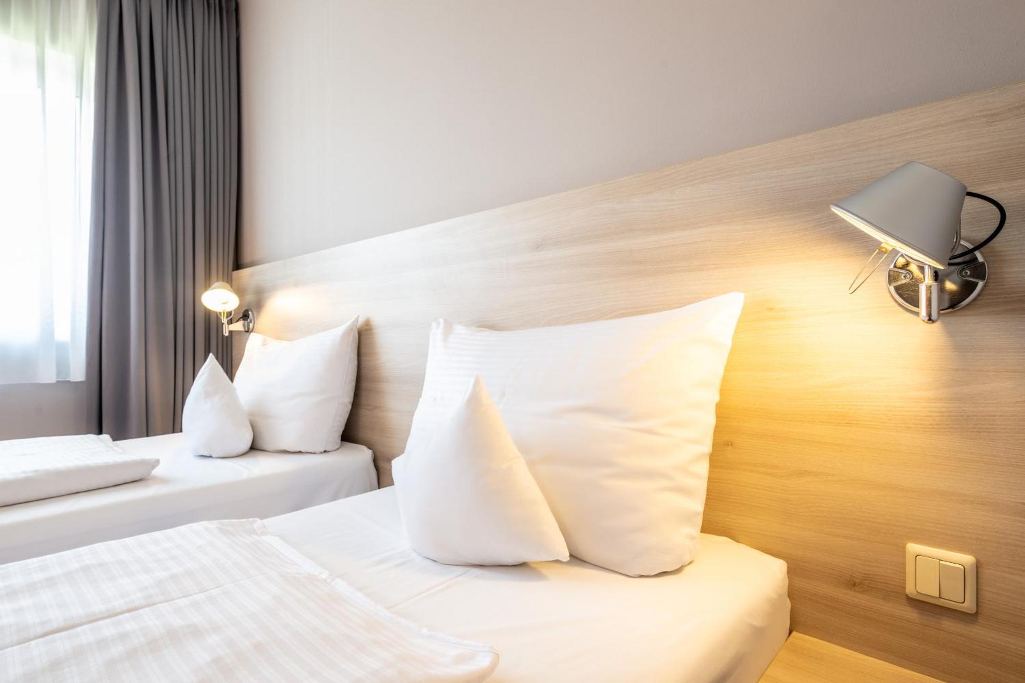 Serways Hotel Feucht Ost Eksteriør billede