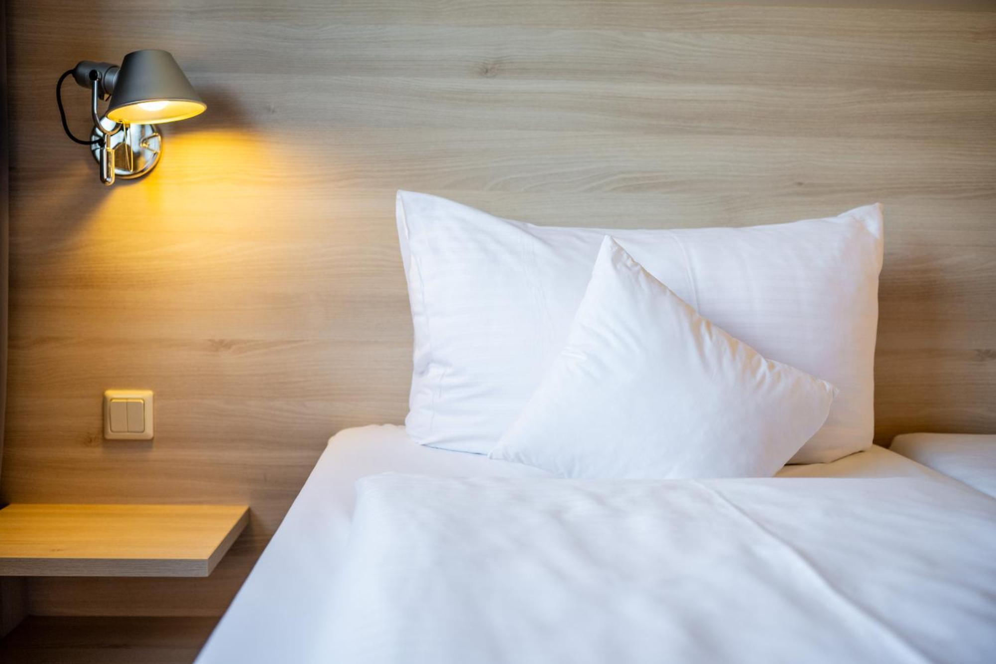 Serways Hotel Feucht Ost Eksteriør billede