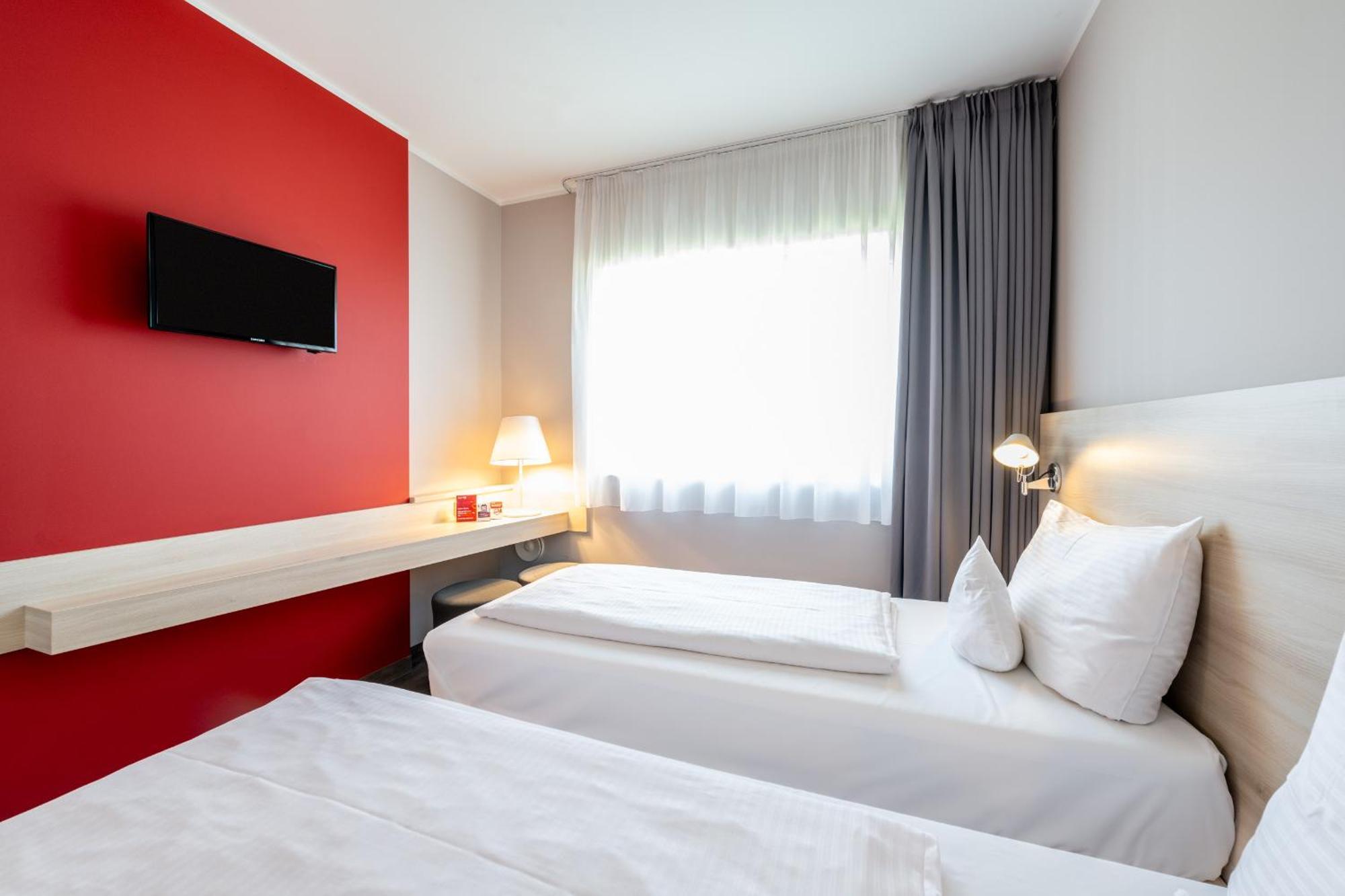 Serways Hotel Feucht Ost Eksteriør billede
