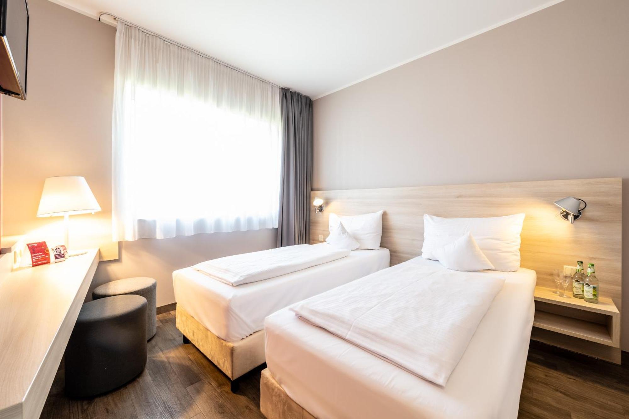 Serways Hotel Feucht Ost Eksteriør billede