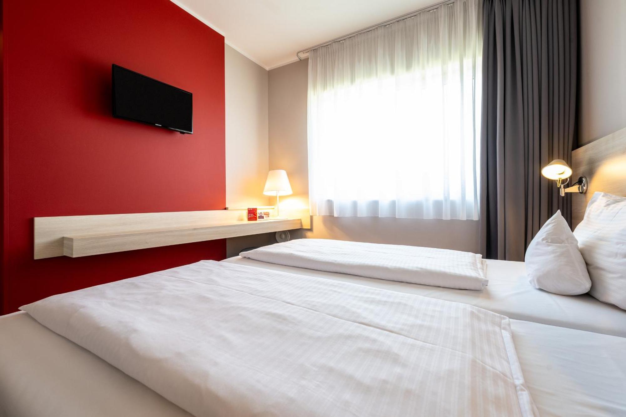 Serways Hotel Feucht Ost Eksteriør billede