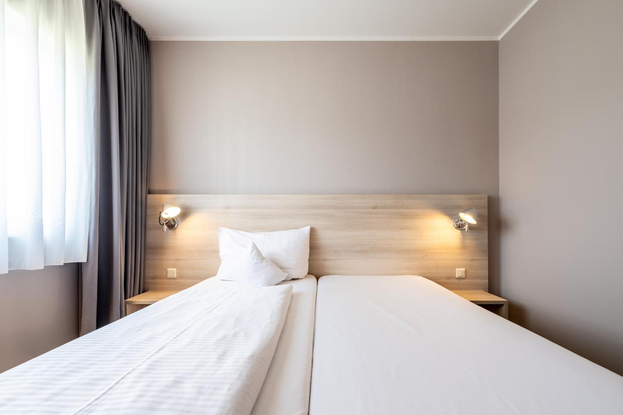 Serways Hotel Feucht Ost Eksteriør billede