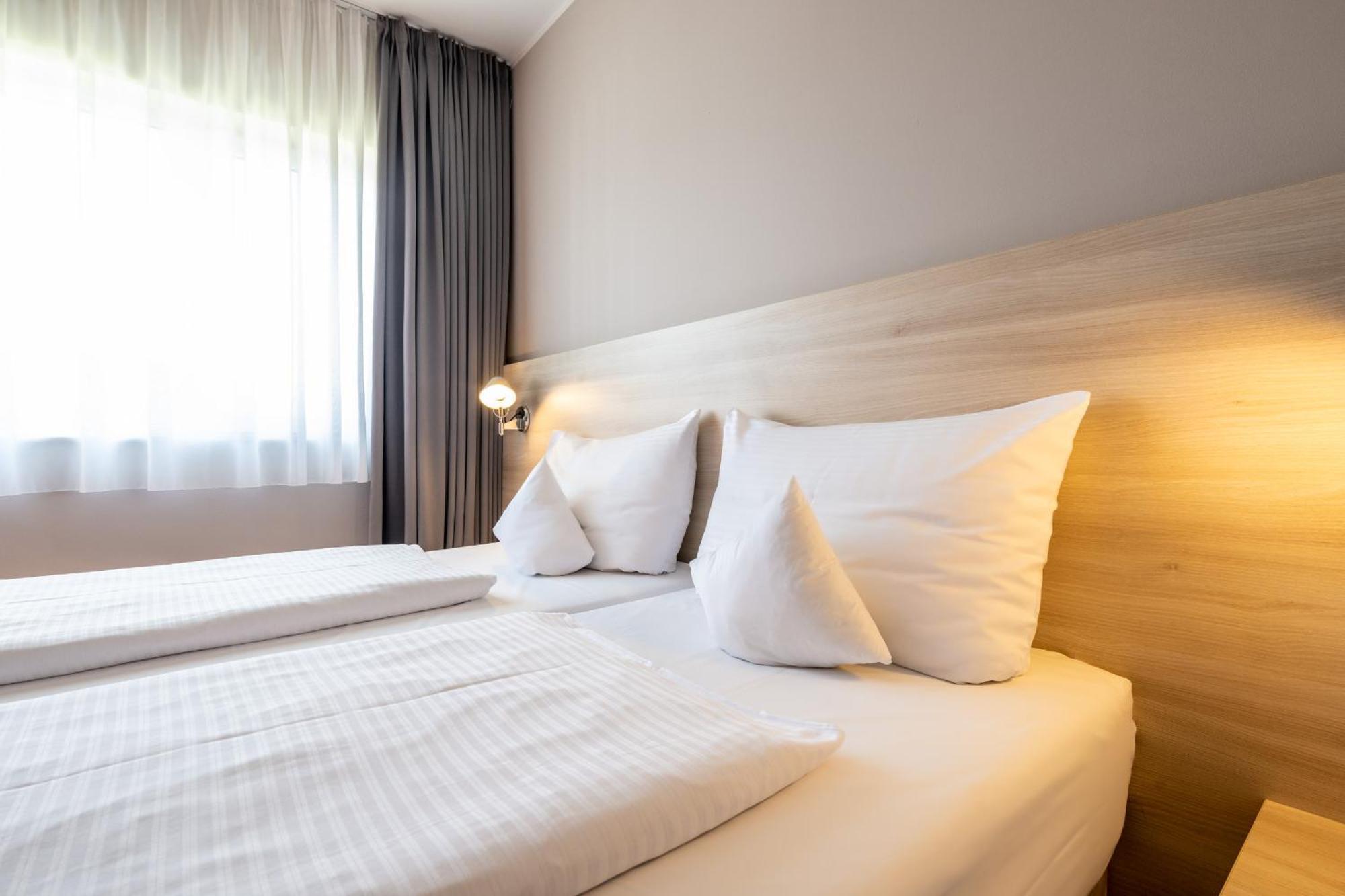 Serways Hotel Feucht Ost Eksteriør billede
