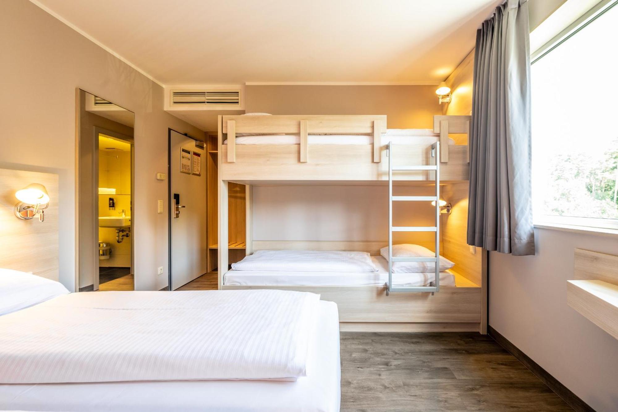 Serways Hotel Feucht Ost Eksteriør billede
