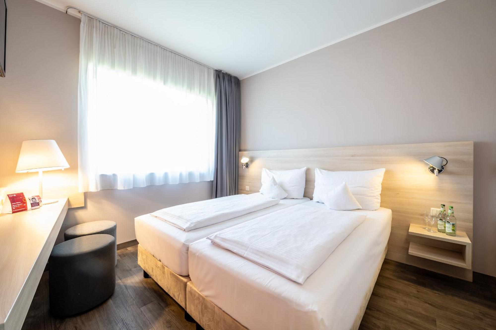 Serways Hotel Feucht Ost Eksteriør billede