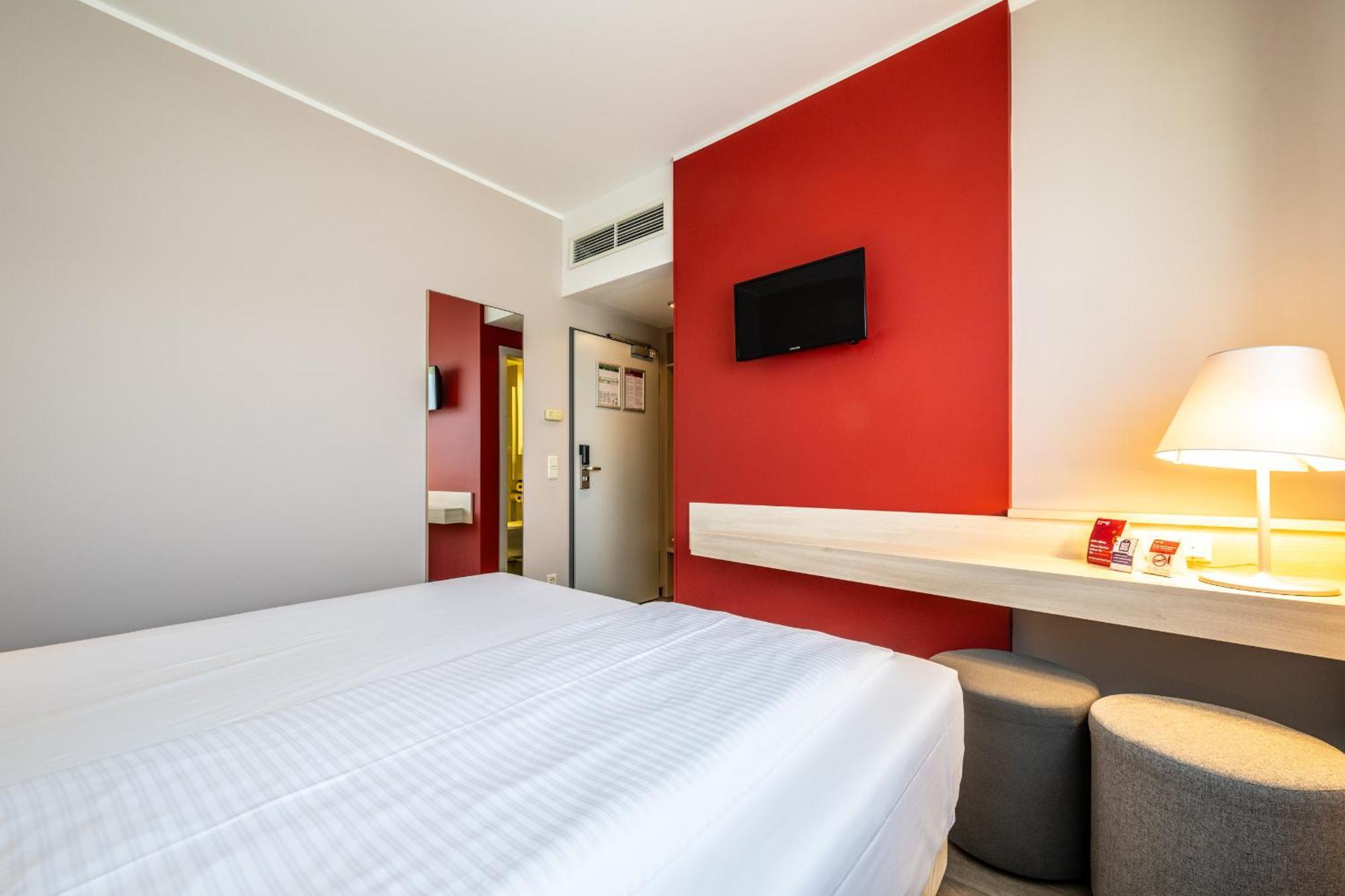 Serways Hotel Feucht Ost Eksteriør billede